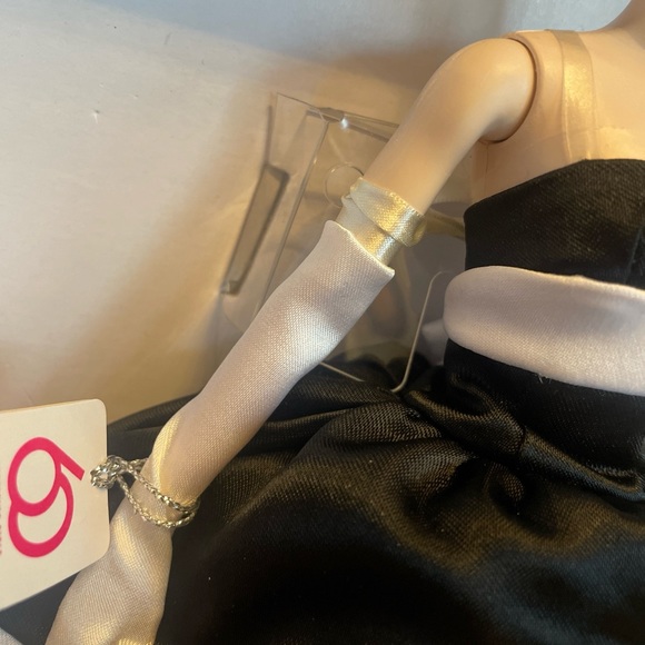 [SOLD] BARBIE DOLL MATTEL BLACK WHITE FOREVER SILKSTONE FASHION BARBIE - Picture 4 of 16